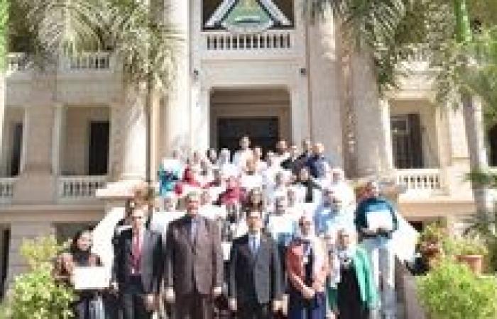 رئيس جامعة بنها يسلم شهادات التدريب لطلاب أول مدرسة صيفية للقطاع الطبى