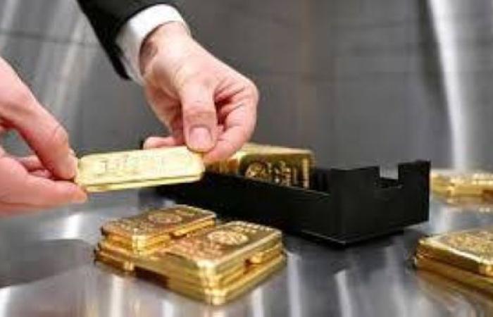 الذهب يتراجع من أعلى مستوى في أسبوعين وسط ارتفاع الدولار