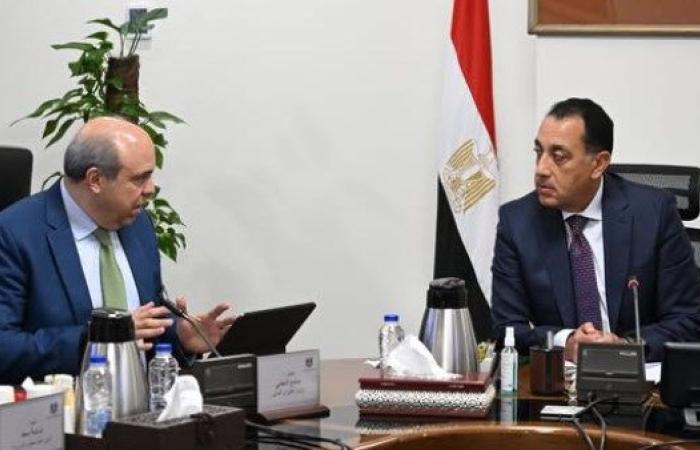 رئيس الوزراء يتابع الموقف التنفيذي لمشروع "مبنى 4" بمطار القاهرة الدولي