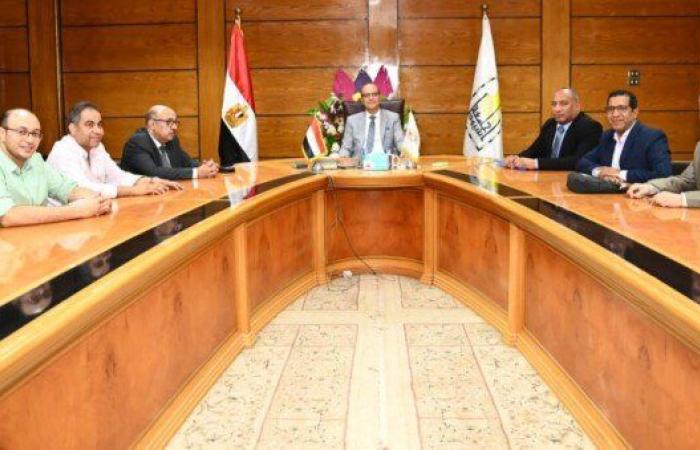 رئيس جامعة أسيوط يبحث سبل التعاون مع مديرية الصحة