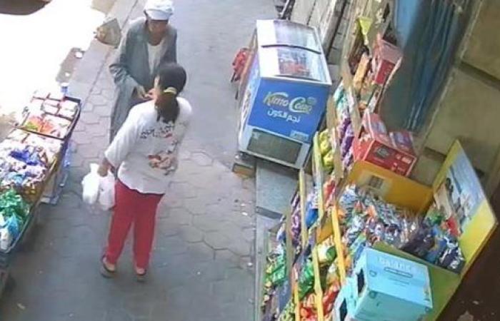 قلب من ذهب.. موقف إنساني لطفلة تساعد مسنًا محتاجًا يتصدر السوشيال ميديا