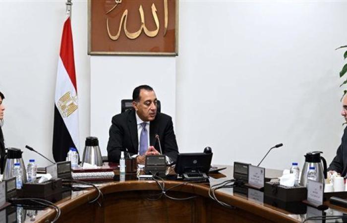 رئيس الوزراء يستعرض خطط الدولة للتحول الرقمي وجذب الاستثمارات في مجال الاتصالات