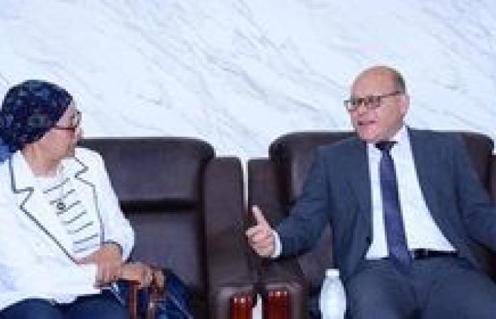 رئيس جامعة سوهاج ورئيس معهد تكنولوجيا المعلومات يناقشان طرح برامج تدريبية جديدة