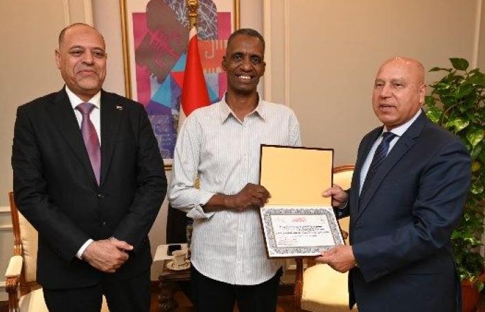 عمل بطولي ونموذج مشرف.. وزيرا النقل والعمل يُكرمان عامل مزلقان السادات ببني سويف بعد إنقاذ حياة شاب