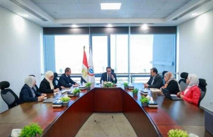وزير الصحة يناقش مستجدات ملف تكليف أعضاء المهن الصحية ويبحث آليات توزيعهم على المنشآت الصحية
