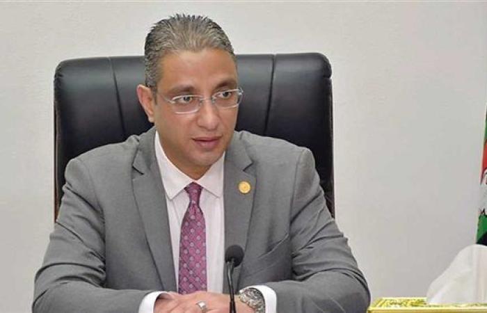 محافظ الفيوم يوجه بتوفير مشروعات تنموية وفرص عمل وتراخيص أكشاك للأولى بالرعاية