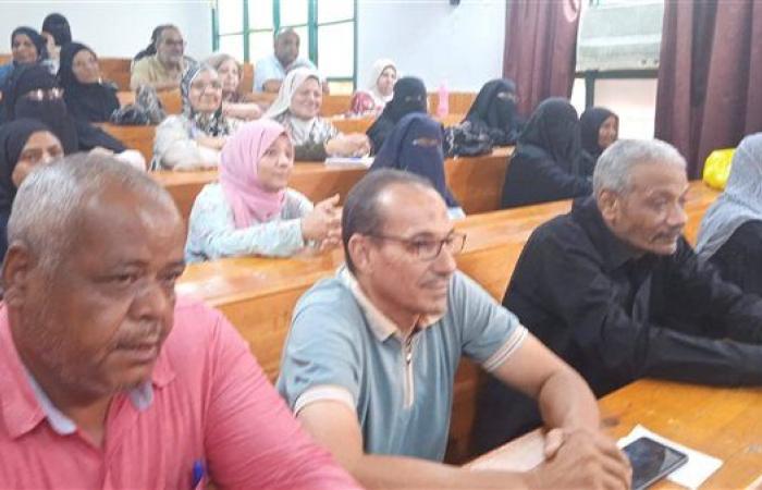 مدير إدارة أسوان التعليمية يتابع التدريبات المهنية للمعلمين والأخصائيين