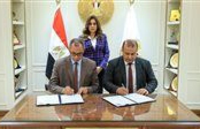 وزيرة التنمية المحلية تشهد مراسم توقيع عقد توريد مجزرين متنقلين لذبح الماشية في المناطق النائية والحدودية