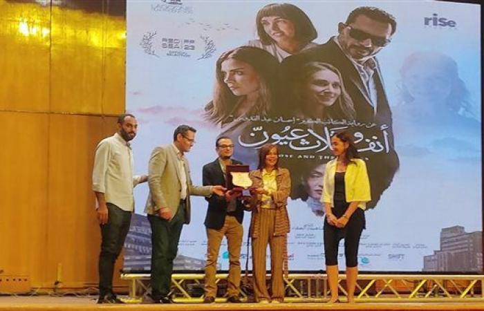 نقيب الصحفيين يكرم أسرة فيلم أنف وثلاث عيون بمسرح النقابة