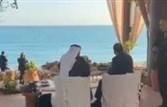 الرئيس السيسي والشيخ محمد بن زايد يتناولان الإفطار على شاطئ البحر في العلمين