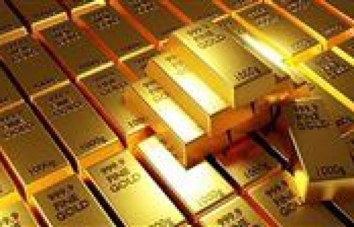الذهب يتراجع مع صعود الدولار وتوترات «الفيدرالي» تحد من الخسائر