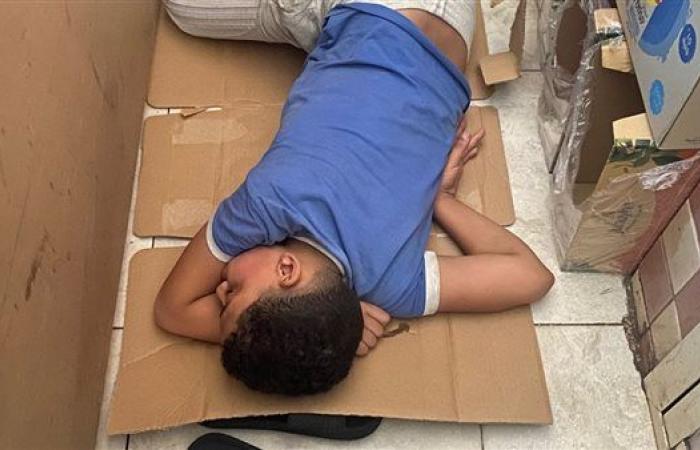 نايم على الأرض.. ننشر صورة صغير قتل على يد سارق خلال دفاعه عن محل والده ببورسعيد