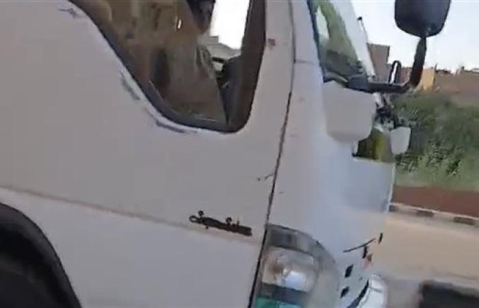فيديو لطفل يقود سيارة "نص نقل" يثير غضب رواد «فيسبوك» في أسيوط.. شاهد