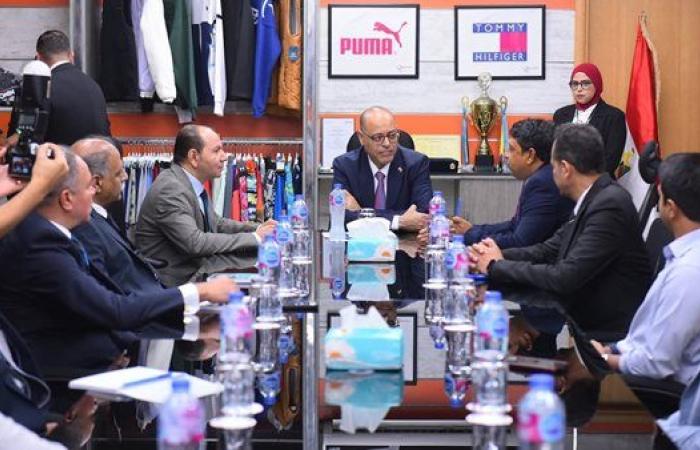 وزير العمل يفتتح صالة الإنتاج الجديدة بشركة جولدن ستارز للملابس الجاهزة بالمحمودية