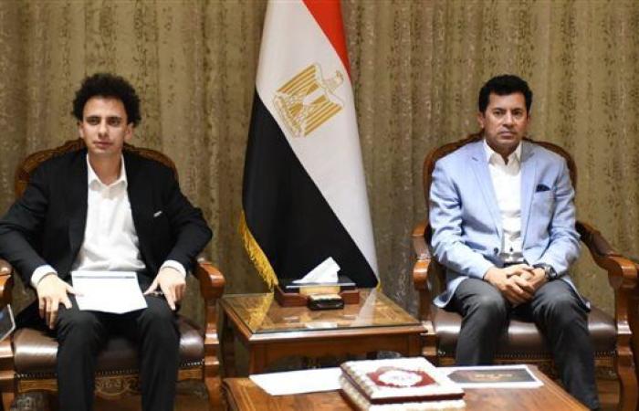 وزير الشباب والرياضة يلتقى مجموعة من شباب مشروع YLY