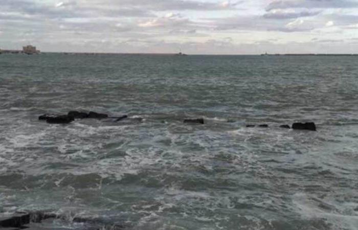محافظة الإسكندرية: إغلاق شواطئ القطاع الغربى فقط بسبب اضطراب حالة البحر اليوم