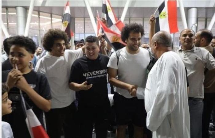 احتفالاً بشجاعته.. حشود جماهيرية تستقبل البطل أحمد ناصر بمطار القاهرة (صور)