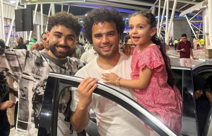 استقبال حافل للكابتن أحمد ناصر دبابة فى مطار القاهرة (صور)