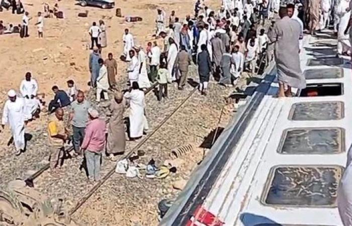 شهود عيان يكشفون أسباب انقلاب قطار مطروح: مطب هوائي ودوران العربات| فيديو