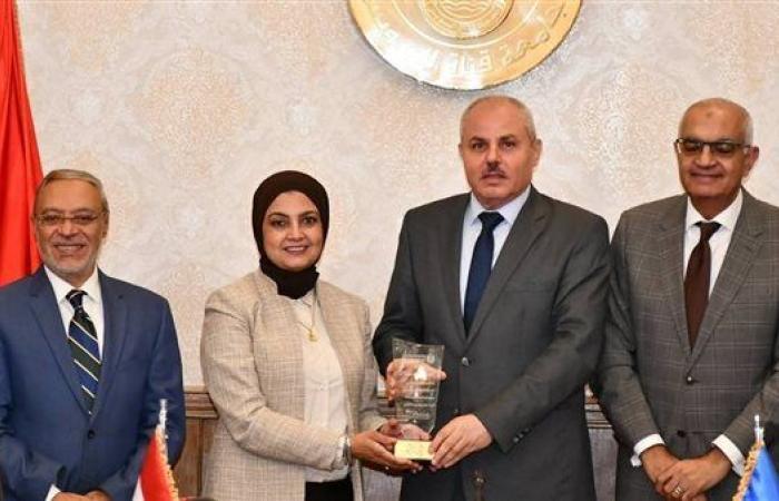 جامعة قناة السويس تتسلم درع جائزة مصر للتميز الحكومي