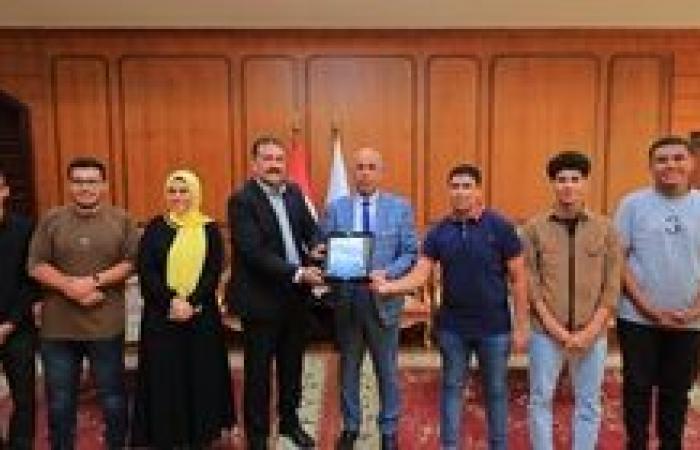 رئيس جامعة كفرالشيخ يكرم الطلاب الفائزين بالمركز الثاني بريادة الأعمال بالملتقى القمي الأول للابتكار المستدام