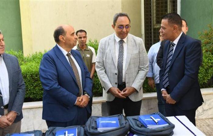محافظ قنا يشهد تسليم 800 حقيبة مدرسية للطلاب الأولى بالرعاية