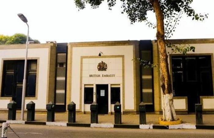 السفارة البريطانية بالقاهرة تستأنف عملها بعد إزالة الحواجز الأمنية