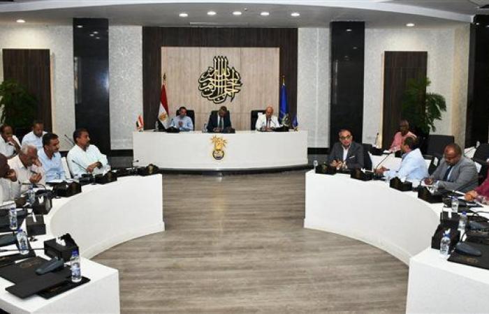 إجتماع موسع لمحافظ أسوان مع المستثمرين لتذليل المعوقات والقضاء على الروتين