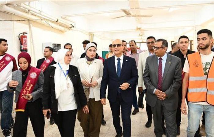 رئيس جامعة أسيوط يتابع أعمال الكشف الطبي للطلاب الجدد