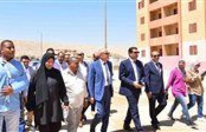 محافظ الأقصر يتفقد مشروعات الإسكان الاجتماعي بمدينة الطود