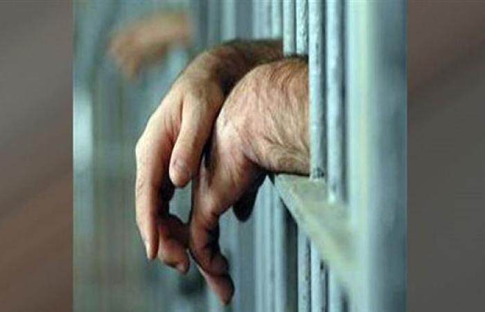 حبس الشاب المتهم بقتل والدته بـ21 طعنة في البحر الأحمر