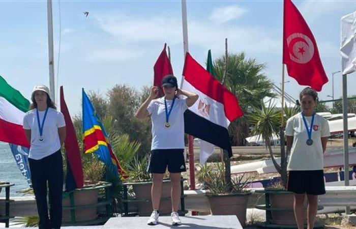 وزير الشباب يهنئ المنتخب المصري بالتتويج بلقبي البطولة العربية والإفريقية للسباحة بالزعانف