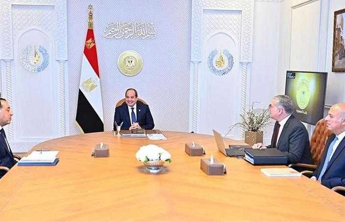 الرئيس السيسي يجتمع برئيس الوزراء ووزير البترول