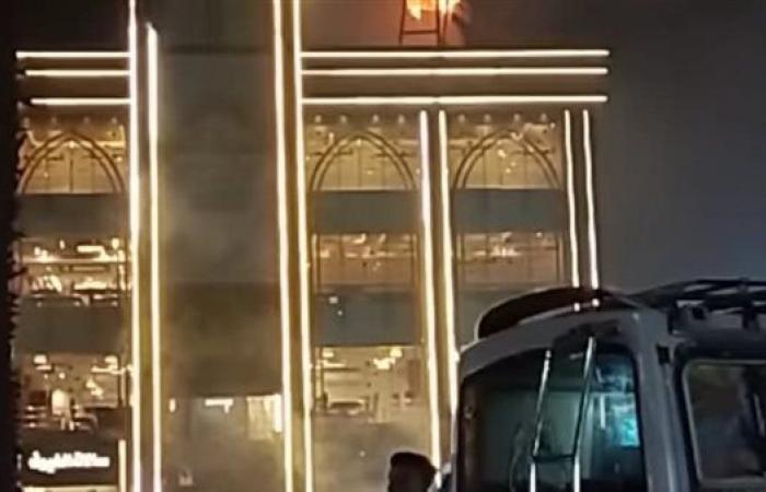 تفاصيل السيطرة على حريق مطعم قصر المندي بشارع فيصل