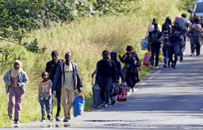صحيفة: بريطانيا تخطط لنقل المهاجرين إلى ثكنات عسكرية سابقة