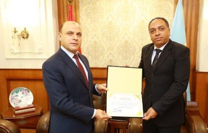 تقديراً لجهودهم ..تكريم العاملين بمركز سيطرة الشبكه الوطنيه بكفرالشيخ