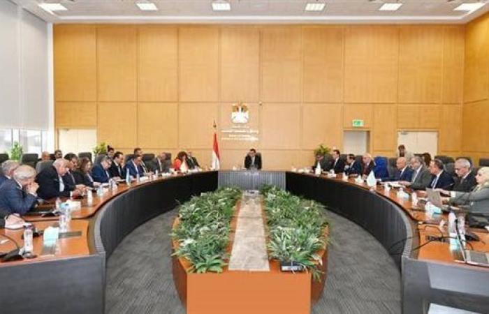 وزير الإسكان يترأس الاجتماع الأول للمجلس المصري ...