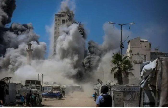 جيش الاحتلال يدمر برج الرؤيا في مدينة غزة