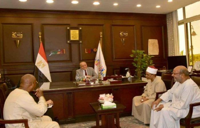 محافظ الأقصر يبحث شكاوى واحتياجات أهالي نجع قمزو