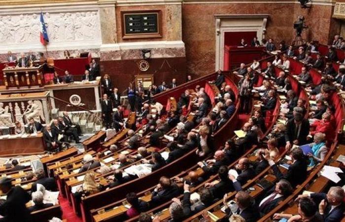 بسبب أزمة الدين العام.. البرلمان الفرنسي يصوت على حجب الثقة عن الحكومة