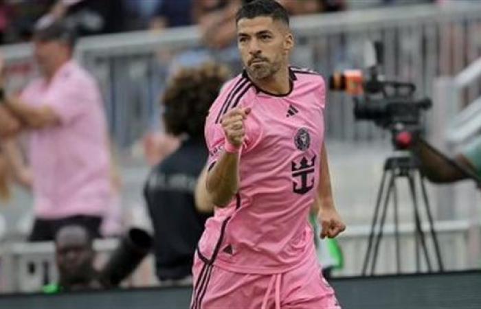 سواريز من العنصرية إلى" العض".. محطات متكررة من شغب الملاعب في مسيرة مهاجم أوروجواي
