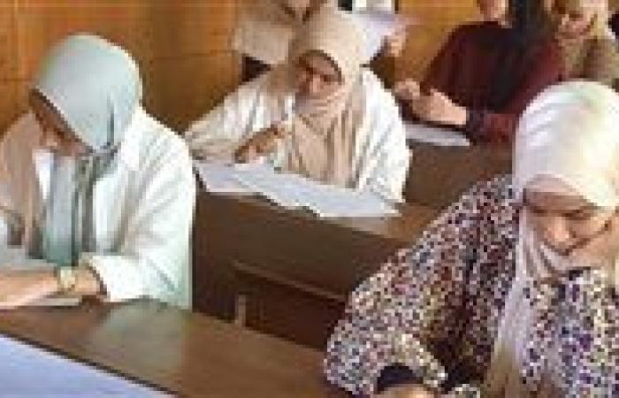 القائم بأعمال رئيس جامعة أسوان يتفقد امتحانات الفصل الصيفي بكلية التربية النوعية