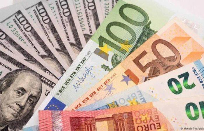 استقرار اليورو مع انهيار الحكومة الفرنسية واجتماع البنك المركزي الأوروبي