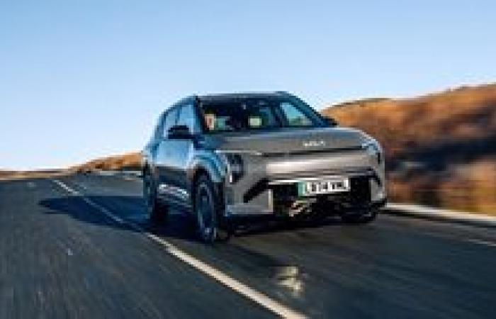 كيا تفوز بجائزتين من جوائز وات كار (What Car?) للسيارات الكهربائية لعام 2025