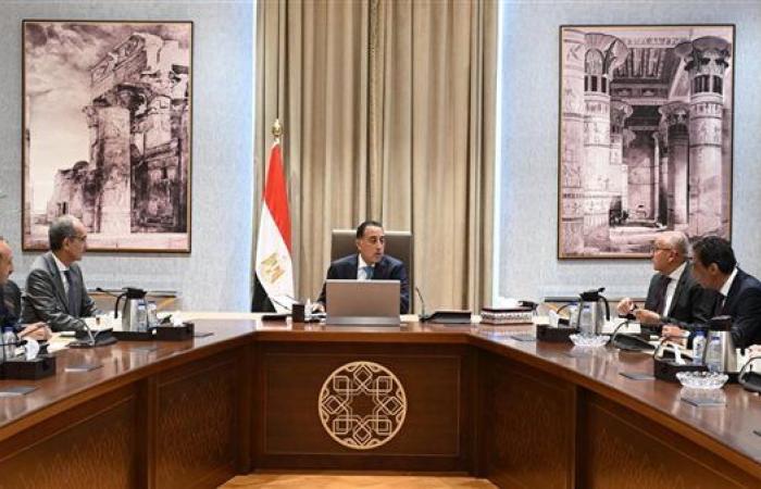 مدبولى يستعرض تيسير خدمات التصديق على محررات الخارجية من خلال مصر الرقمية و البريد