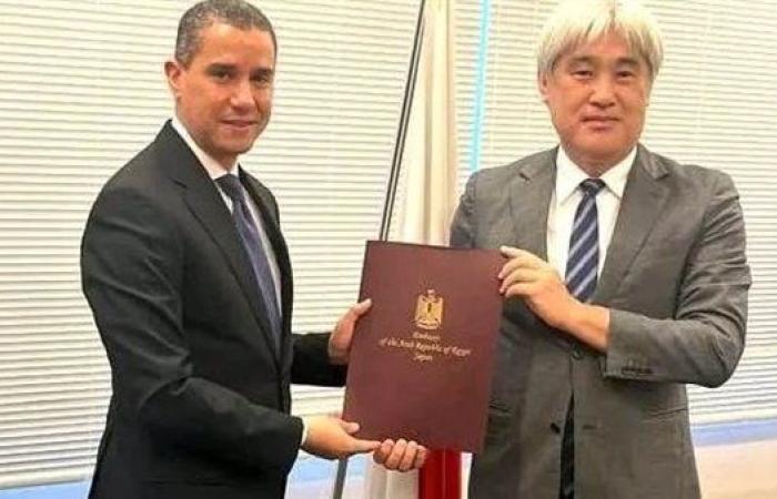 سفير مصر الجديد بطوكيو يقدم صورة من أوراق اعتماده للخارجية اليابانية