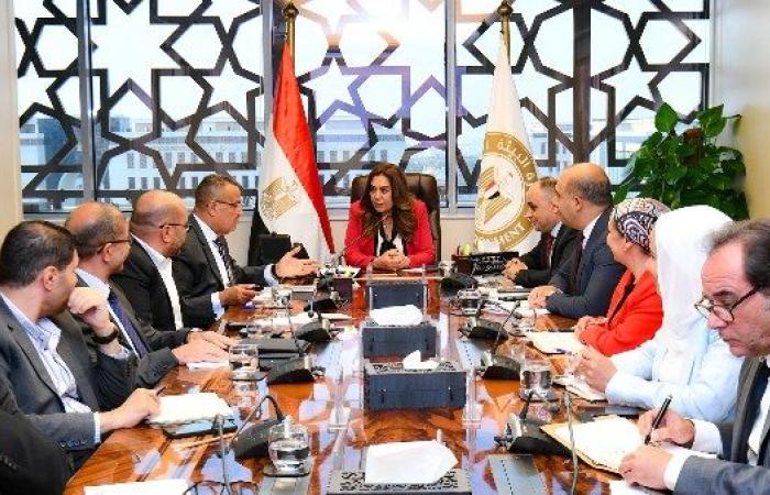 وزيرة التنمية المحلية تناقش مع محافظ جنوب سيناء مستجدات مشروعات السياحة البيئية والاستدامة في شرم الشيخ ودهب