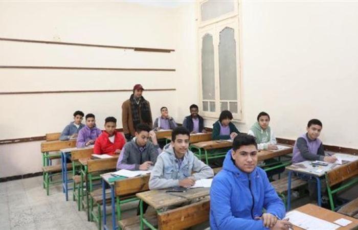تساؤلات حائرة حول قرار توزيع درجات الشهادة الإعدادية