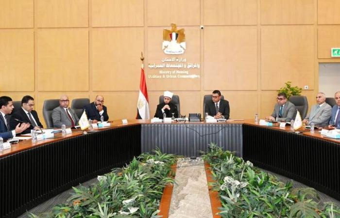 وزيرا الإسكان والأوقاف يناقشان عدداً من الموضوعات المشتركة بين الوزارتين