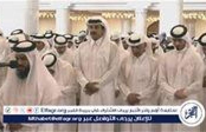 أمير قطر يشارك في تشييع ضحايا الهجوم الإسرائيلي على الدوحة ويؤدي صلاة الجنازة